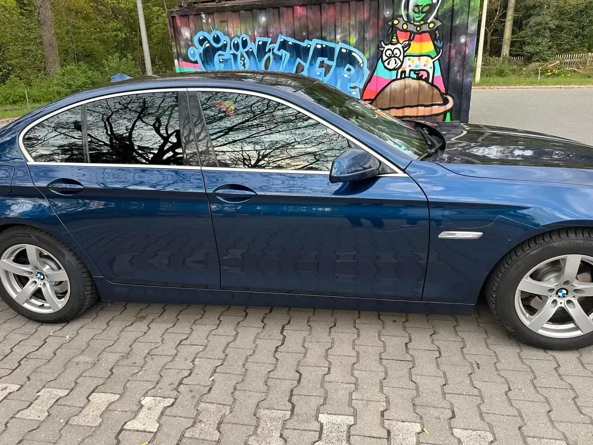 Second-hand BMW 520 184 CP (135 kW) 2011 Albastru Berlinǎ