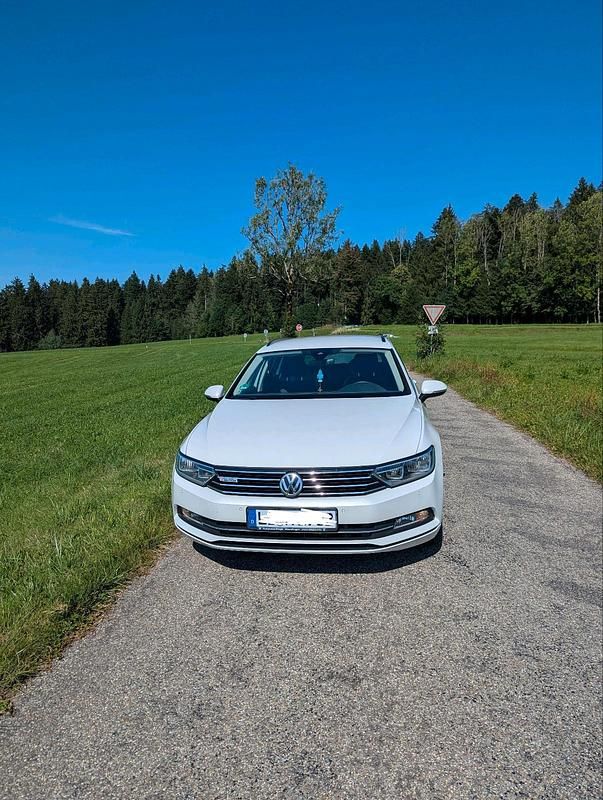 Weiß Gebraucht 2017 VW Passat Highline Kombi | 13.999 € (Fairer Preis) - Bild 1/4