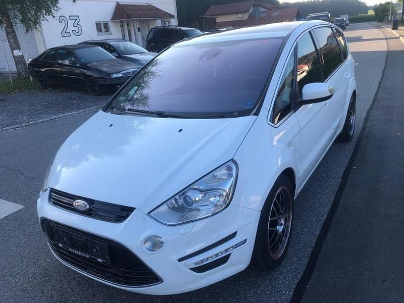 Weiß Gebraucht 2012 Ford S-MAX Titanium Van / Kleinbus | 3.900 € (Guter Preis) - Bild 1/4