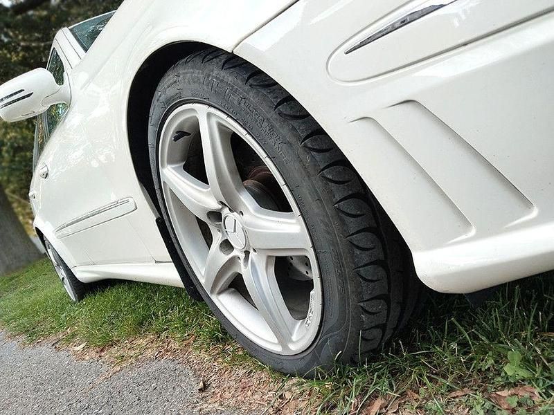 Gebraucht Mercedes E320 Avantgarde 224 PS (164 kW) 2003 Weiß Limousine