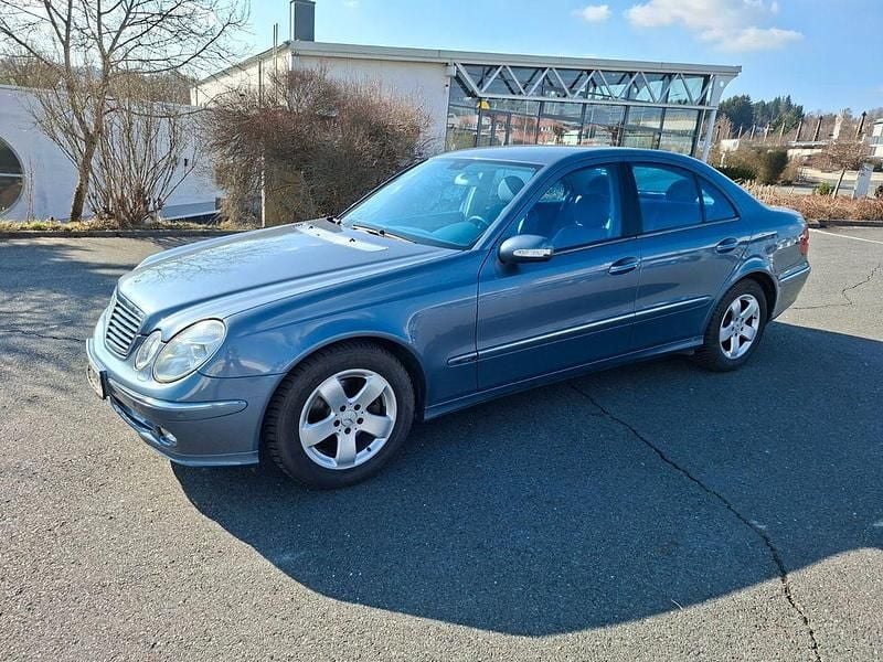 Gebraucht Mercedes E240 Avantgarde 177 PS (130 kW) 2003 Blau Limousine