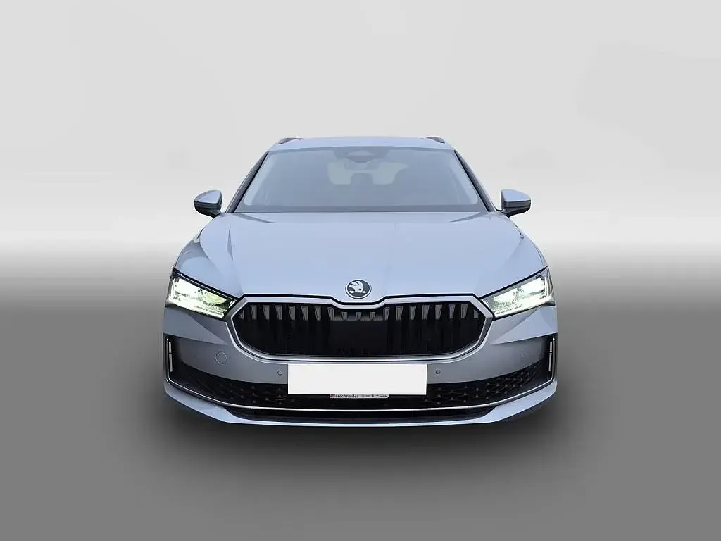 Używany Skoda Superb Selection 265 KM (194 kW) 2025 Srebrny Kombi
