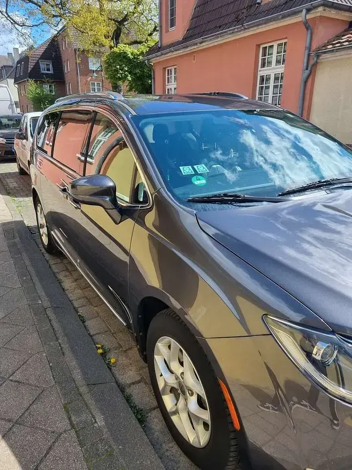 Usado Chrysler Pacifica Touring 287 CV (211 kW) 2019 Gris Familiar