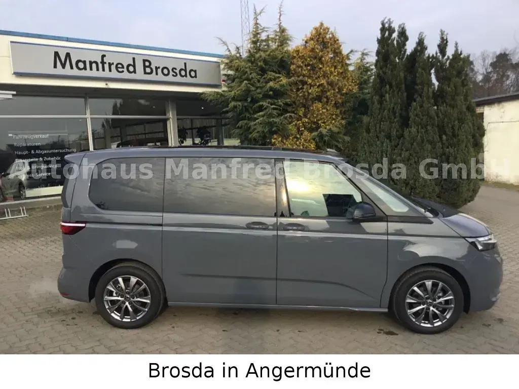 Gebraucht VW Multivan 150 PS (110 kW) 2024 Pure grey Van / Kleinbus