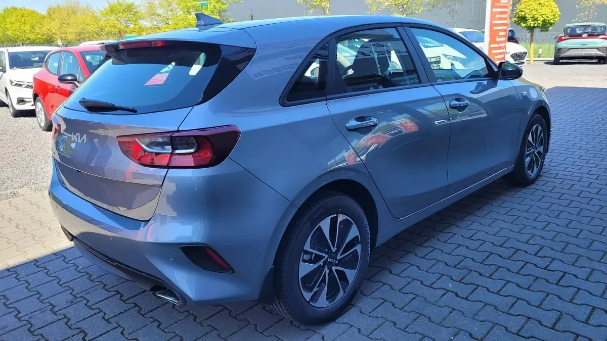 Käytetty Kia Ceed Silver 140 HP (102 kW) 2025 Hopea Viistoperä