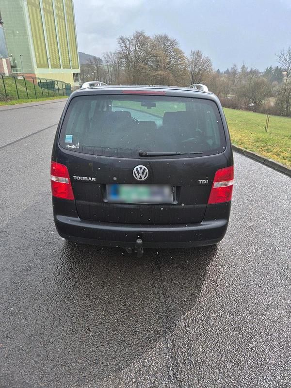 Second-hand VW Touran 105 CP (77 kW) 2005 Negru Monovolum