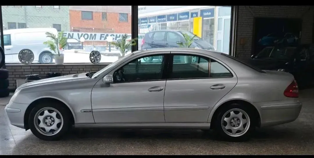 Gebraucht Mercedes E220 150 PS (110 kW) 2004 Silber Limousine
