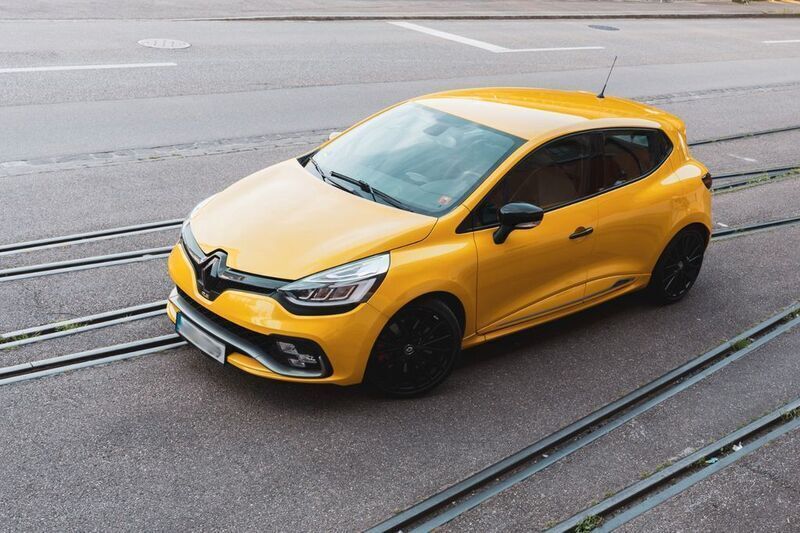 Gelb Gebraucht 2017 Renault Clio IV Trophy Kleinwagen | 20.900 € (Teuer) - Bild 1/4