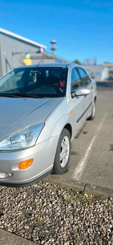Silber Gebraucht 2000 Ford Focus Limousine | 800 € (Superpreis) - Bild 1/4