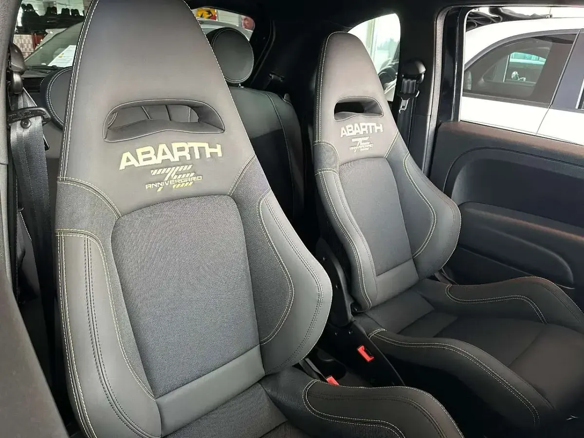 Gebraucht Abarth 695 179 PS (131 kW) 2024 Scorpione schwarz Kleinwagen