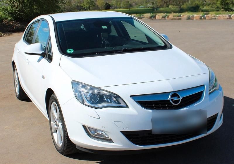 Second-hand Opel Astra 110 CP (80 kW) 2012 Alb Hatchback
