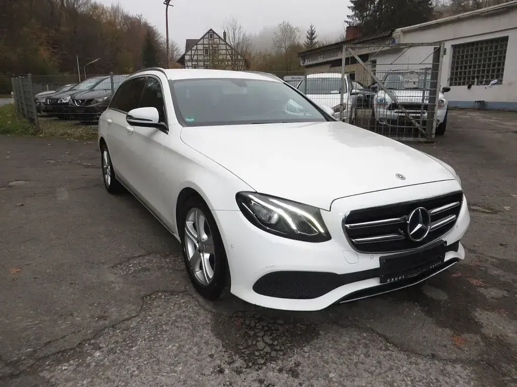 Gebraucht Mercedes E220 194 PS (142 kW) 2019 Weiß Kombi
