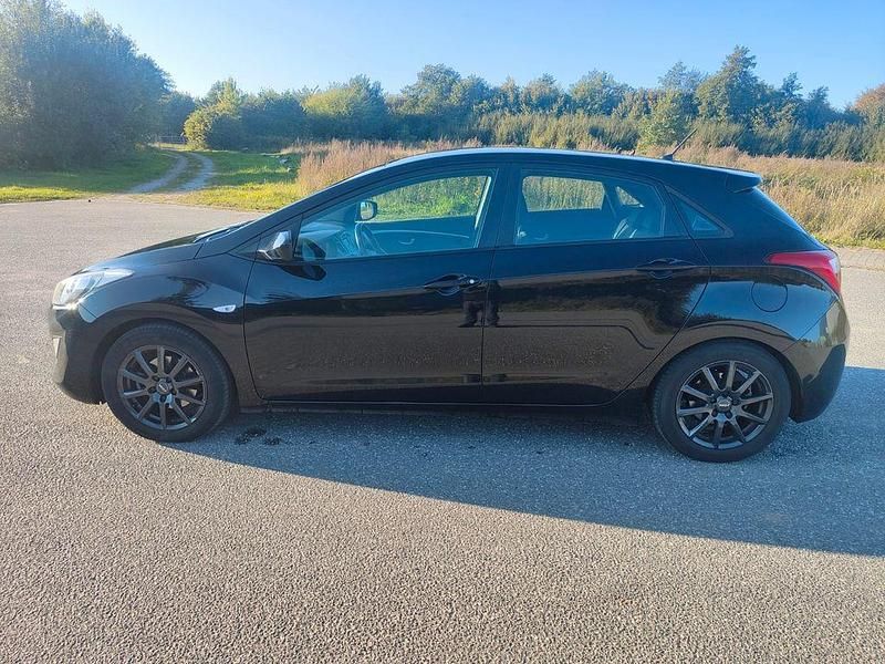 Schwarz Gebraucht 2013 Hyundai i30 Trend Limousine | 6.500 € (Fairer Preis) - Bild 1/4