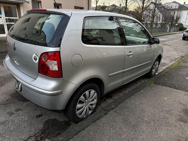 Gebraucht VW Polo Basis 75 PS (55 kW) 2005 Silber Kleinwagen