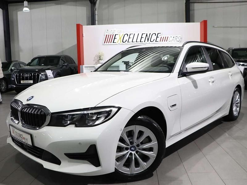Gebraucht BMW 330e Advantage 292 PS (214 kW) 2022 Alpinweiss iii Kombi