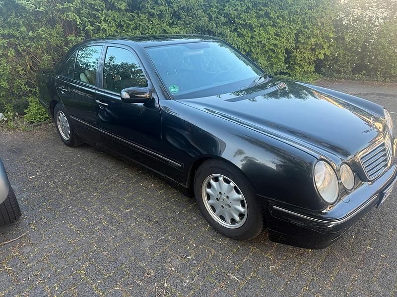 Gebraucht Mercedes E220 143 PS (105 kW) 2001 Schwarz Limousine