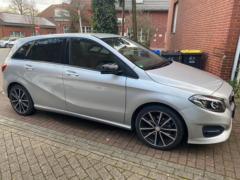 Silber Gebraucht 2015 Mercedes B200 Urban Van / Kleinbus | 12.500 € (Guter Preis) - Bild 1/4