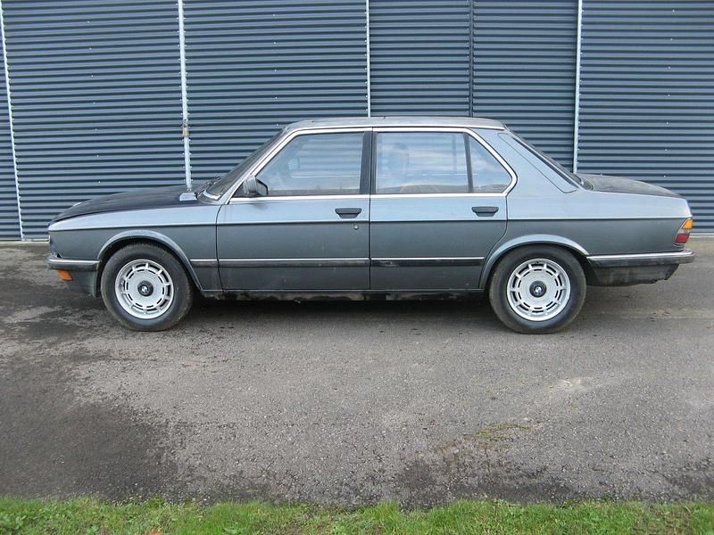 Grau Gebraucht 1985 BMW 535 Limousine | 5.000 € - Bild 1/4