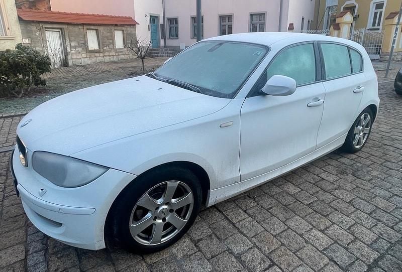 Weiß Gebraucht 2011 BMW 116 Urban Line Kleinwagen | 3.500 € (Guter Preis) - Bild 1/4