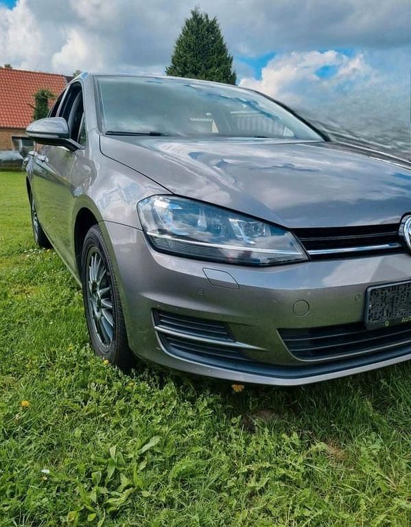 Grau Gebraucht 2015 VW Golf VII Comfortline Limousine | 7.777 € (Guter Preis) - Bild 1/4