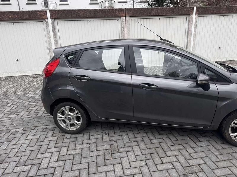 Gebraucht Ford Fiesta SYNC Edition 82 PS (60 kW) 2015 Grau Limousine