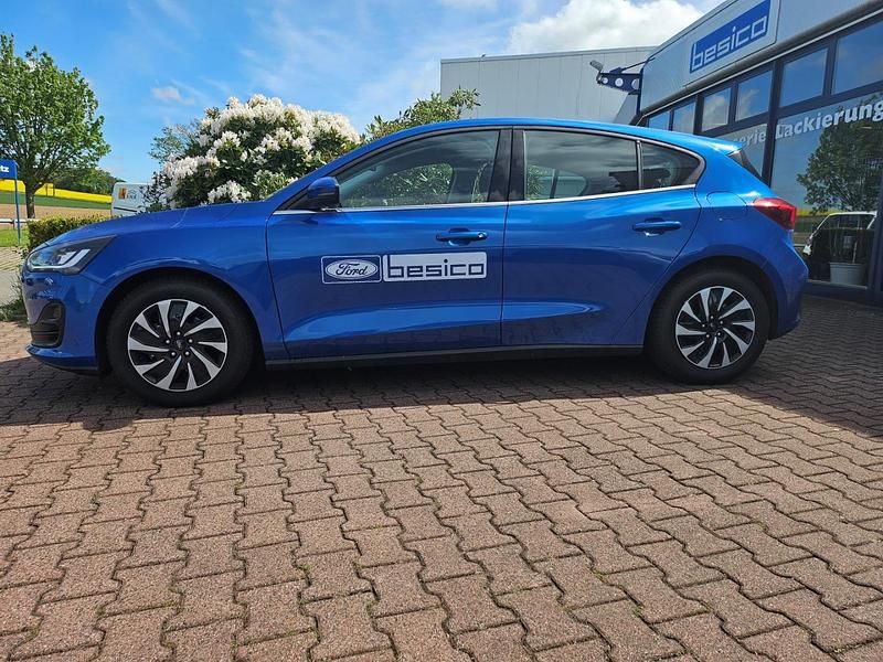 Gebraucht Ford Focus Titanium 125 PS (91 kW) 2025 Desert island blue metallic (blau) Limousine