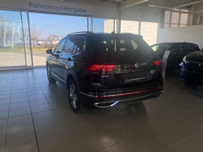 Gebraucht VW Tiguan Allspace Elegance 200 PS (147 kW) 2022 Deepblackperleffekt SUV