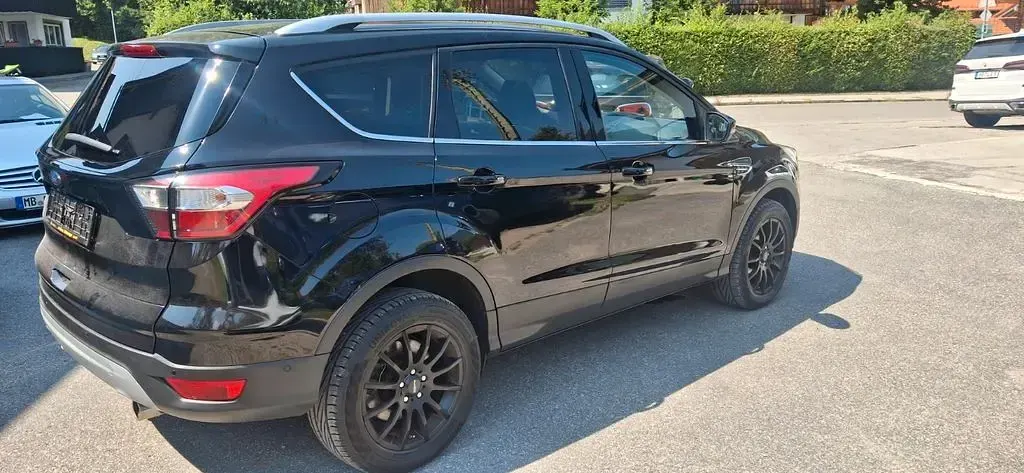 Gebraucht Ford Kuga Titanium 150 PS (110 kW) 2019 Schwarz SUV