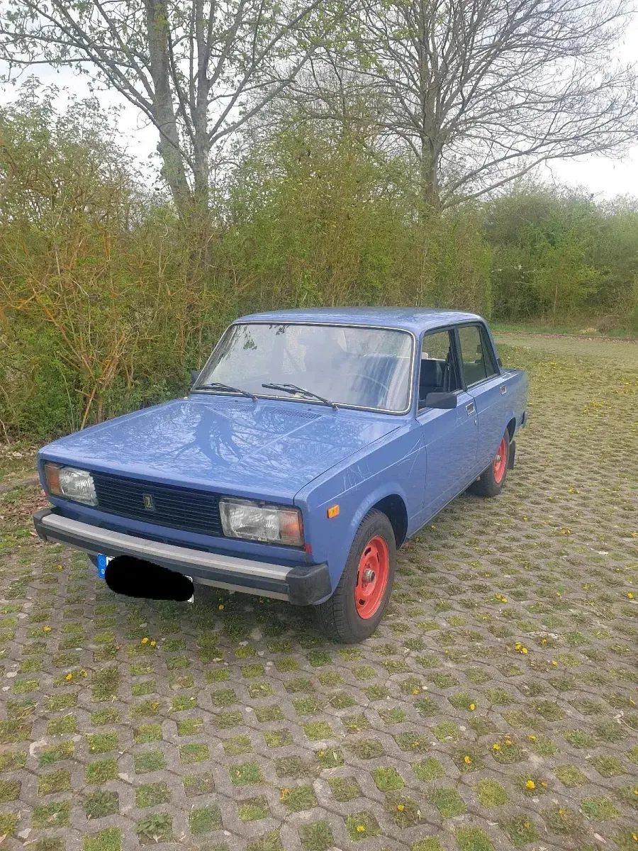 Second-hand Lada 2105 65 CP (47 kW) 1990 Albastru Berlinǎ