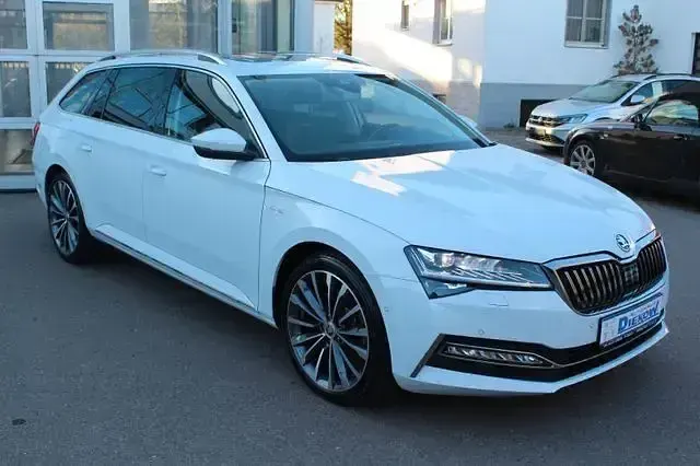 Gebraucht Skoda Superb LAURIN & KLEMENT 280 PS (205 kW) 2023 Moonweiss metallic (metallic) Kombi