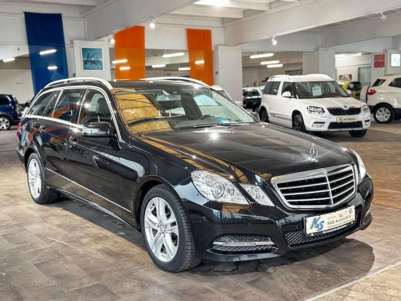 Obsidianschwarz metalliclack Gebraucht 2012 Mercedes E300 Kombi | 14.650 € (Fairer Preis) - Bild 1/4