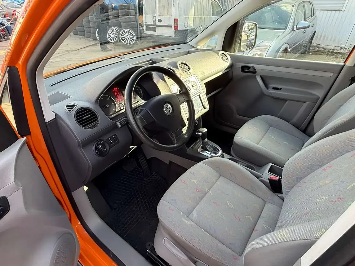 Używany VW Caddy Maxi 105 KM (77 kW) 2010 Pomarańczowy Minivan