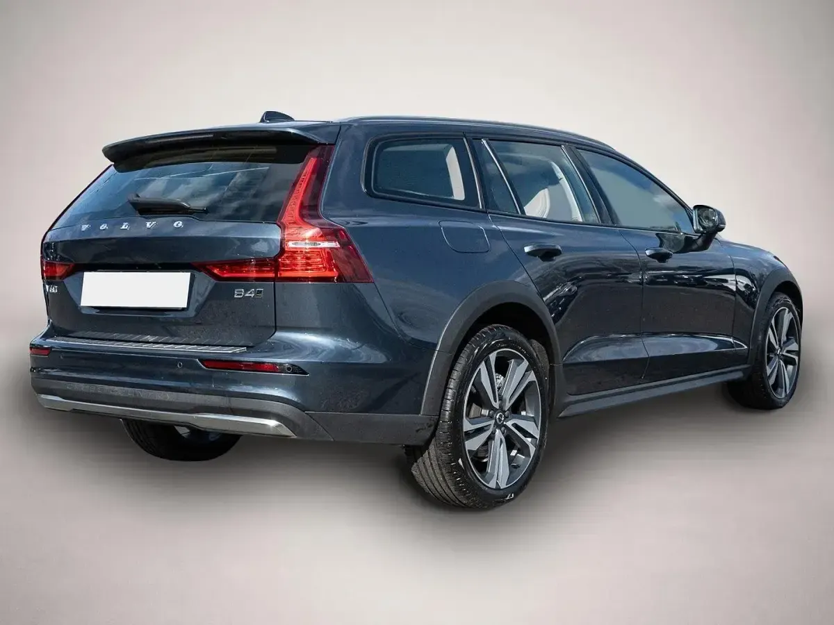 Gebraucht Volvo V60 CC Plus 197 PS (144 kW) 2024 Manufacturer Kombi