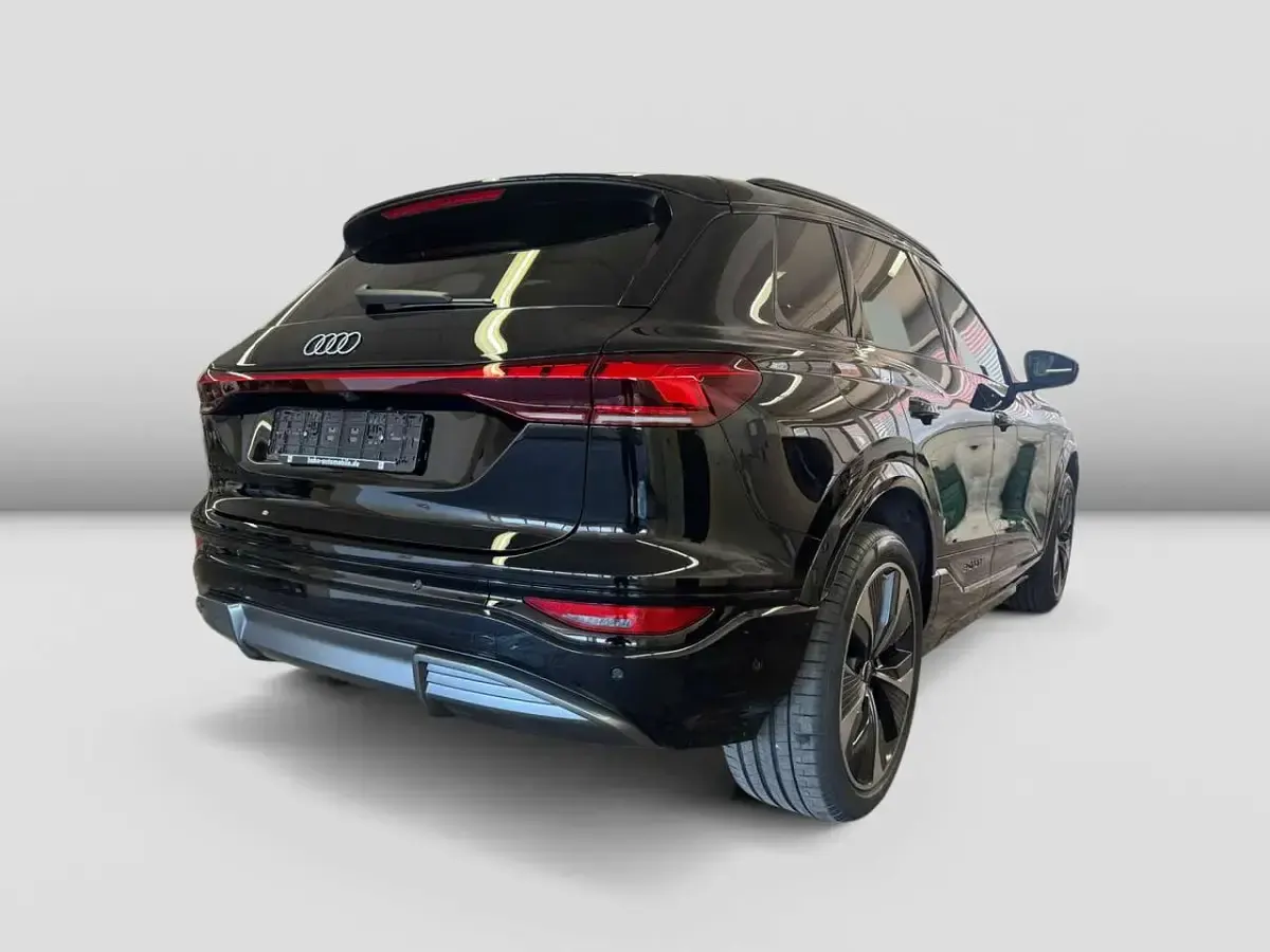 Neu Audi Q6 e-tron Performance 225 kW (306 PS) 2026 Mythosschwarz metallic SUV