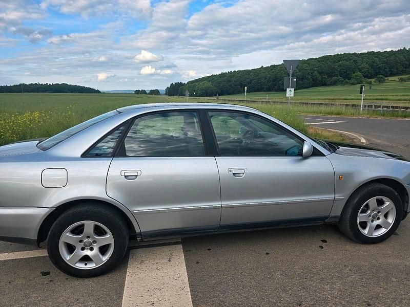 Usata Audi A4 101 CV (74 kW) 1998 Argento Berlina
