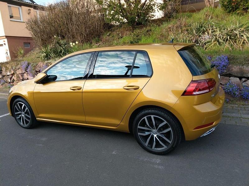 Gebraucht VW Golf VII Highline 150 PS (110 kW) 2018 Gold Limousine