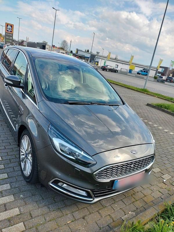 Grau Gebraucht 2018 Ford S-MAX Vignale Van / Kleinbus | 22.999 € (Teuer) - Bild 1/4