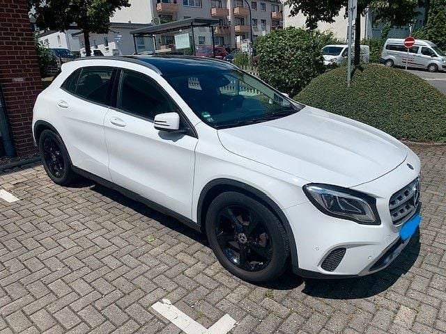 Gebraucht Mercedes GLA180 122 PS (89 kW) 2018 Weiß SUV
