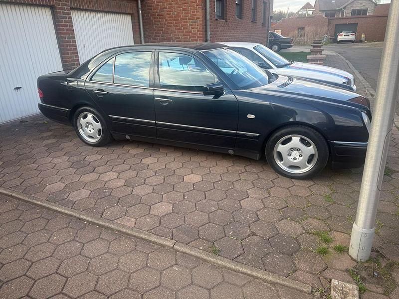 Gebraucht Mercedes E420 Avantgarde 279 PS (205 kW) 1996 Schwarz Limousine