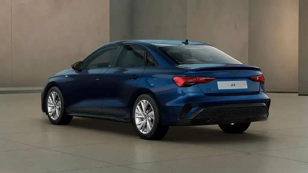 Gebraucht Audi A3 S-Line 116 PS (85 kW) 2025 Navarrablau metallic Limousine