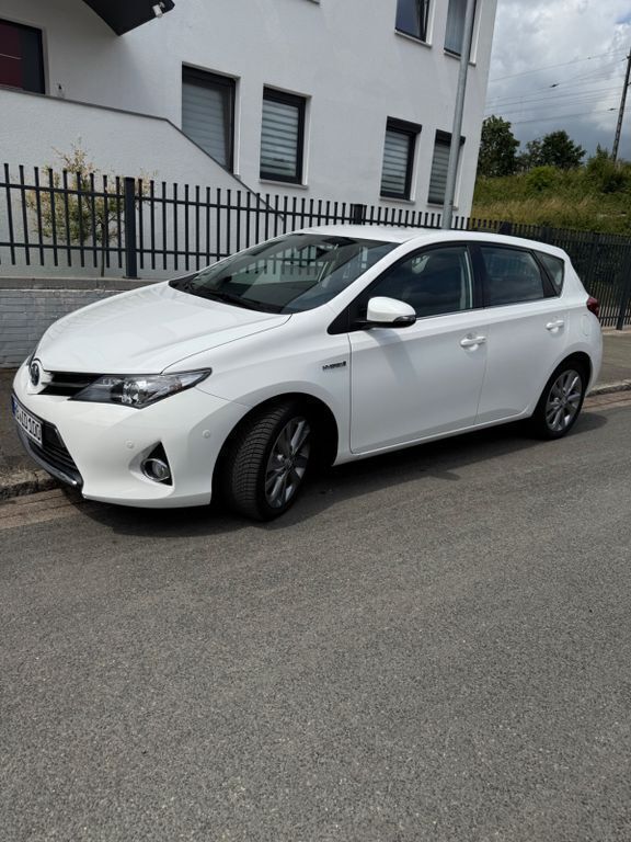 Weiß Gebraucht 2015 Toyota Auris Hybrid Executive Limousine | 12.390 € (Guter Preis) - Bild 1/4