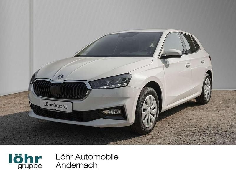 Weiß Gebraucht 2024 Skoda Fabia Essence Limousine | 15.780 € (Guter Preis) - Bild 1/4