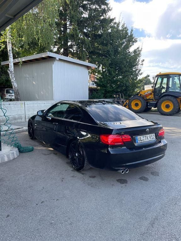 Schwarz Gebraucht 2012 BMW 320 M Sport Coupé | 7.900 € (Fairer Preis) - Bild 1/4