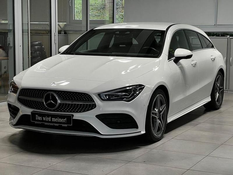 Weiß Gebraucht 2022 Mercedes CLA250 AMG line Limousine | 33.770 € (Guter Preis) - Bild 1/3