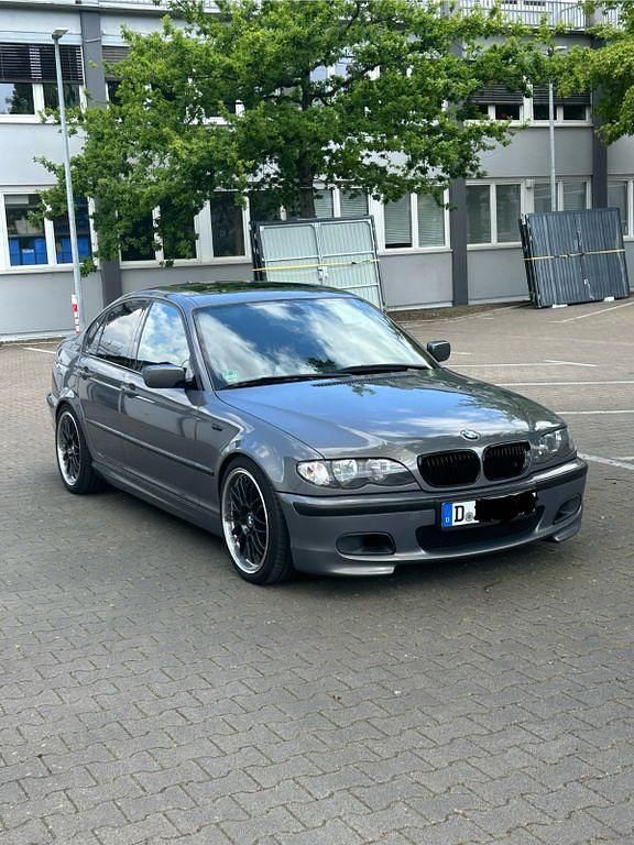 Grau Gebraucht 2003 BMW 325 M Sport Limousine | 16.400 € - Bild 1/4