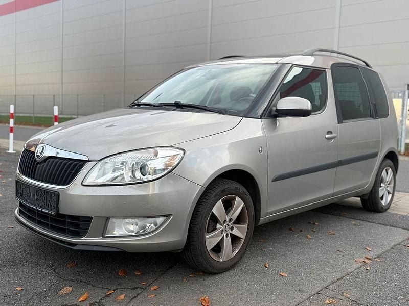 Bezova capuccino/capuccino bei Gebraucht 2014 Skoda Roomster Ambition Van / Kleinbus | 2.990 € (Superpreis) - Bild 1/4