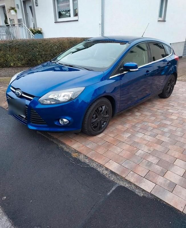 Blau Gebraucht 2014 Ford Focus Limousine | 4.000 € (Fairer Preis) - Bild 1/4
