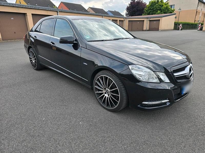 Schwarz Gebraucht 2010 Mercedes E250 Limousine | 11.800 € (Etwas zu teuer) - Bild 1/4