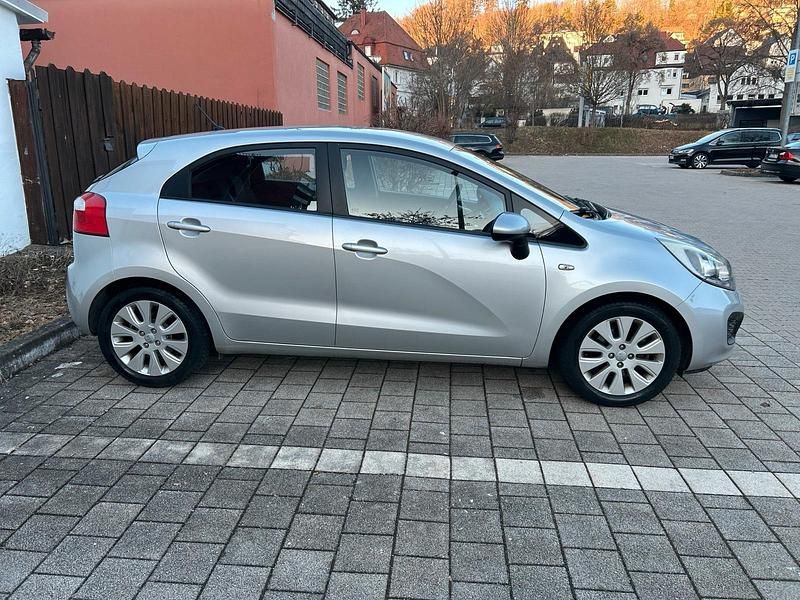 Gebraucht Kia Rio Edition 7 109 PS (80 kW) 2012 Silber Limousine