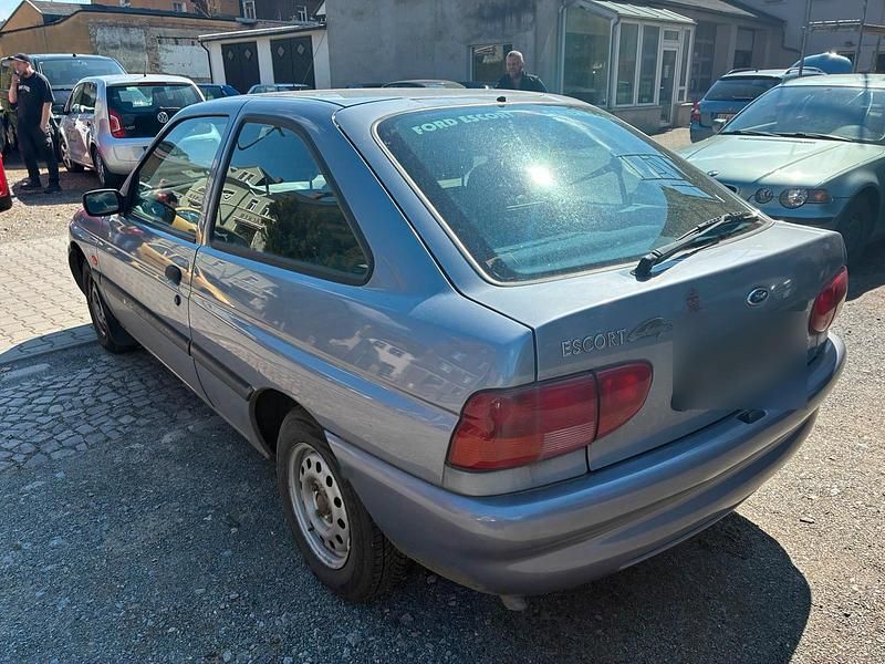 Używany Ford Escort 75 KM (55 kW) 1996 Srebrny Sedan/Limuzyna
